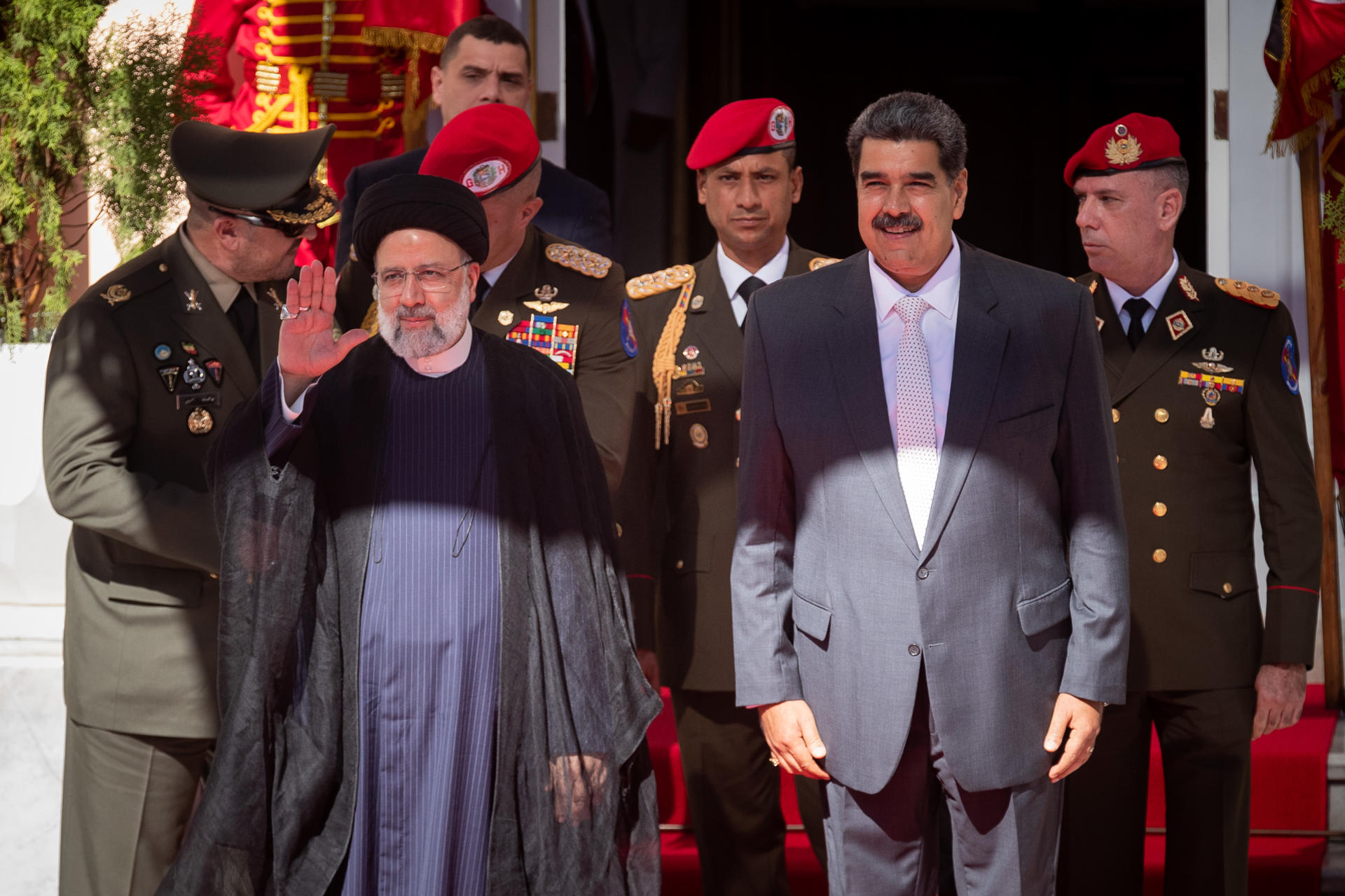 Nicolás Maduro (der.), recibe a su homólogo de Irán, Ebrahim Raisí