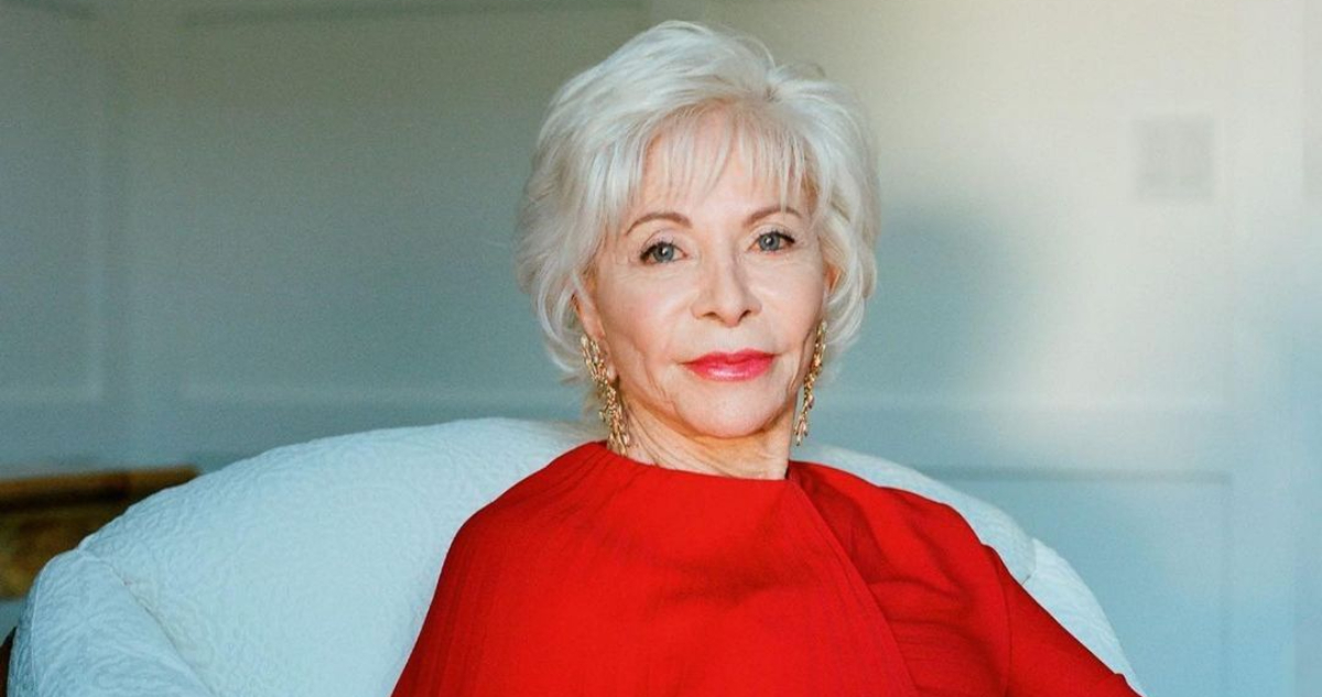 La escritora Isabel Allende posa con una leve sonrisa.