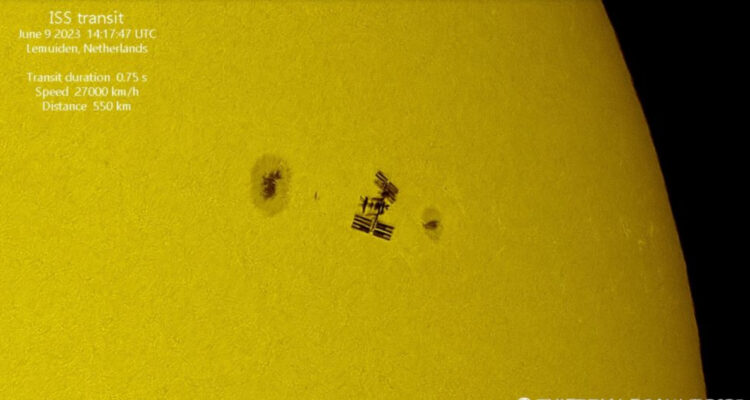 ¿Cómo es posible? Captan a la ISS “cruzando” el Sol en sólo 0,75 segundos y en plena caminata espacial