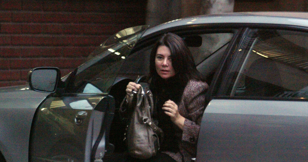 Jueza Jessica González bajándose de un auto en 2011