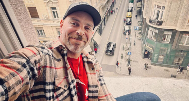 José Antonio Neme posa sonriendo hacia las calles de Estados Unidos.