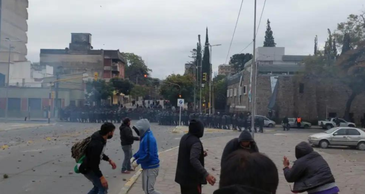 Disturbios frente a la legislatura en Jujuy