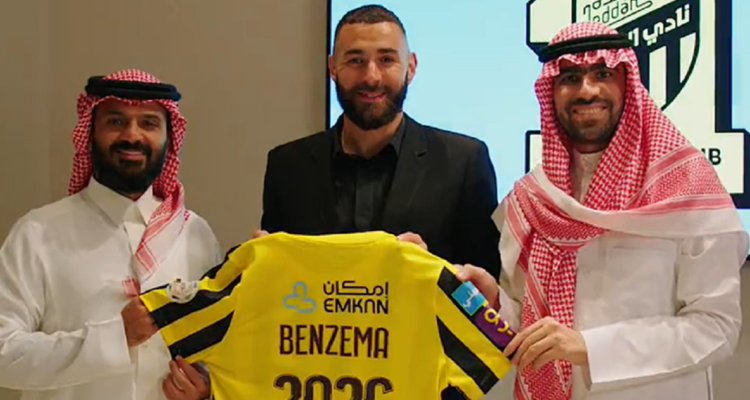 Karim Benzema siendo presentado por el Al Ittihad.