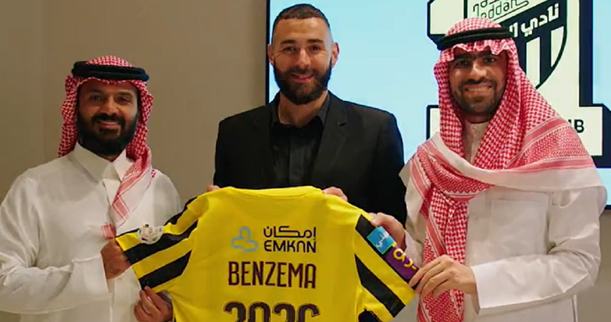 Karim Benzema siendo presentado por el Al Ittihad.