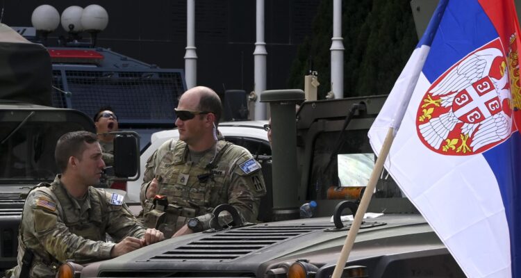Soldados del contingente estadounidense del KFOR frente al edificio municipal en Leposavic, Kosovo