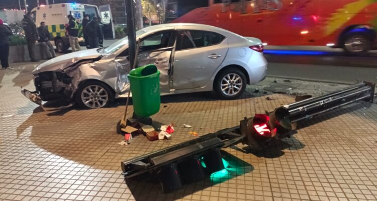 Accidente en La Florida termina con un semáforo derribado