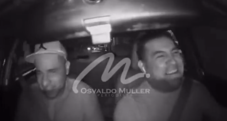 Captura de video de cámara de seguridad donde se ve a ladrones burlarse del dueño del auto que robaron en México