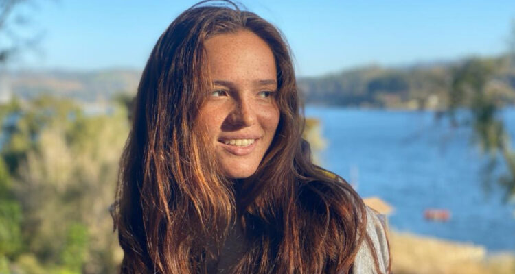 Laura de la Fuente sonríe mientras mira hacia un costado. La joven se refirió a la jornada que vivió el lunes.
