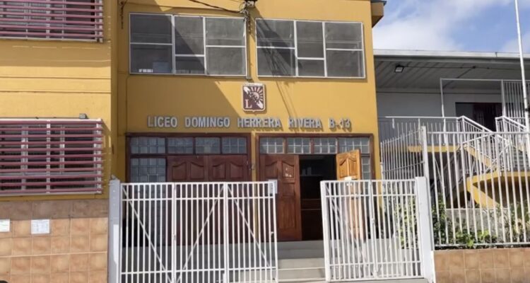 Agresión de apoderada a inspectora obliga a suspender las clases en liceo de Antofagasta