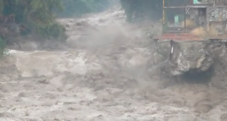 Evacuan a 30 personas en Lo Barnechea ante el riesgo que se desborde el Mapocho