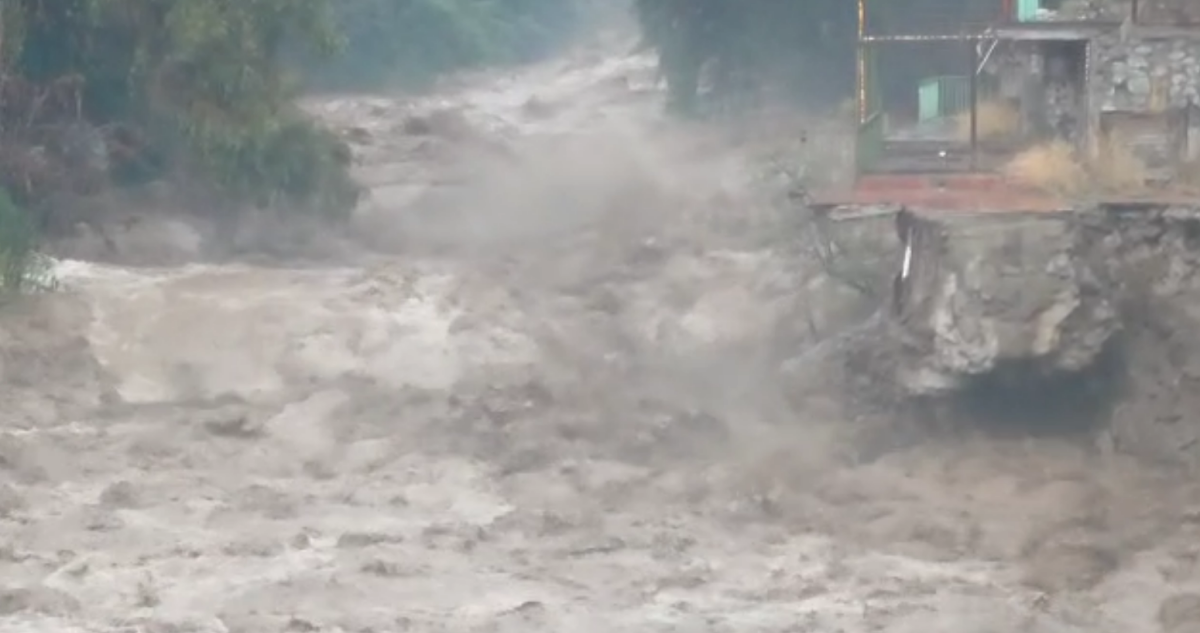 Evacuan a 30 personas en Lo Barnechea ante el riesgo que se desborde el Mapocho