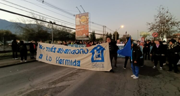 “No hay plata para viviendas, pero sí para fundaciones”: vecinos protestan en Lo Hermida