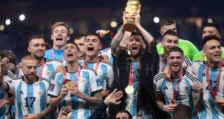 Papu Gómez (abajo a la izquierda) ahora es despreciado por la Albiceleste.