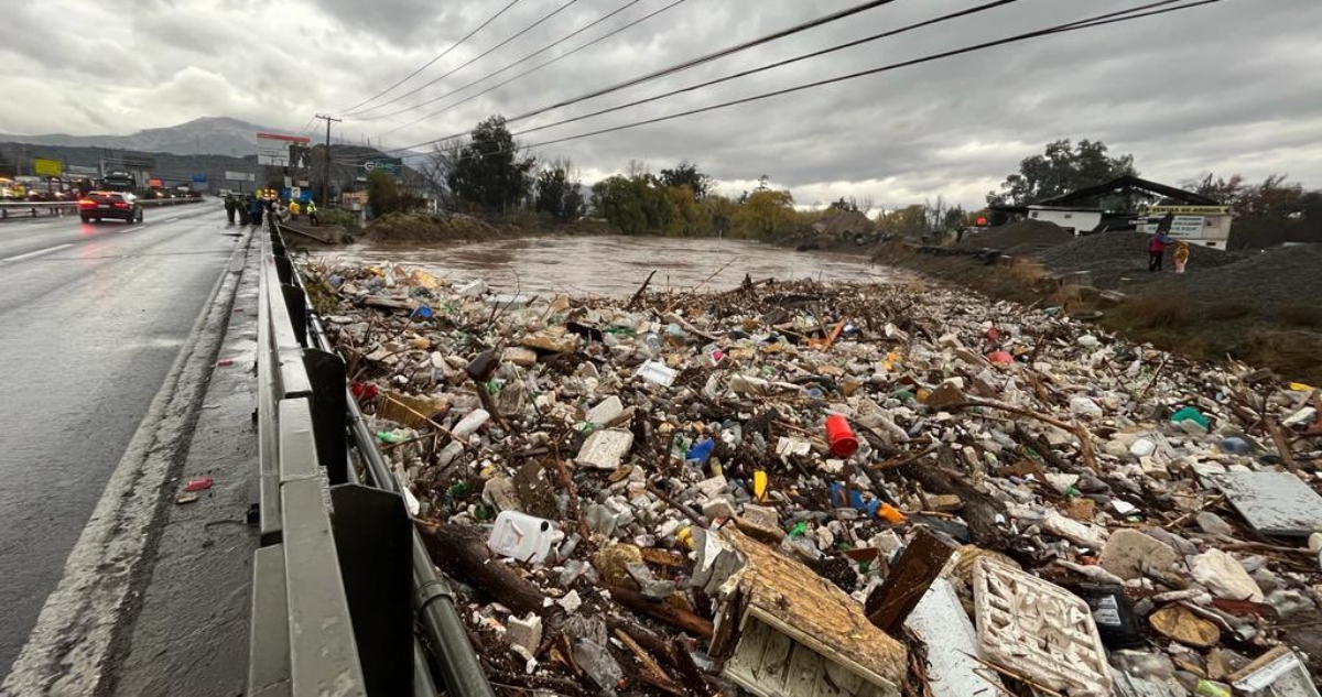 “Vergonzosa imagen”: el reproche del gobernador Orrego por la basura en el río Mapocho