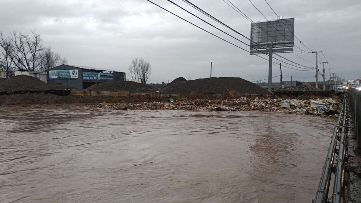 Desborde del río Mapocho obligó a evacuación cerca de la Ruta 68: carretera está habilitada