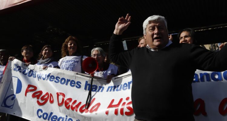 Profesores de la RM marchan por Santiago en medio de paralización de advertencia