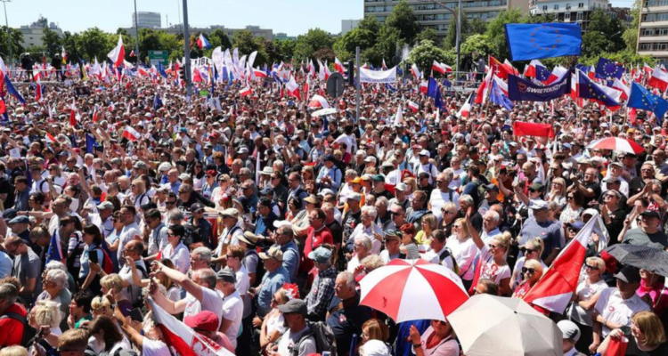 Más de medio millón de personas se manifiestan en Varsovia contra el gobierno de Polonia