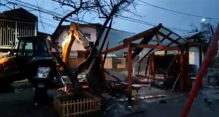 Demuelen un memorial narco instalado en una plaza de Quilicura