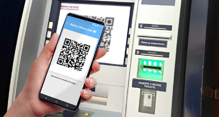 Celular con aplicación de Mercado Pago frente a un cajero automático