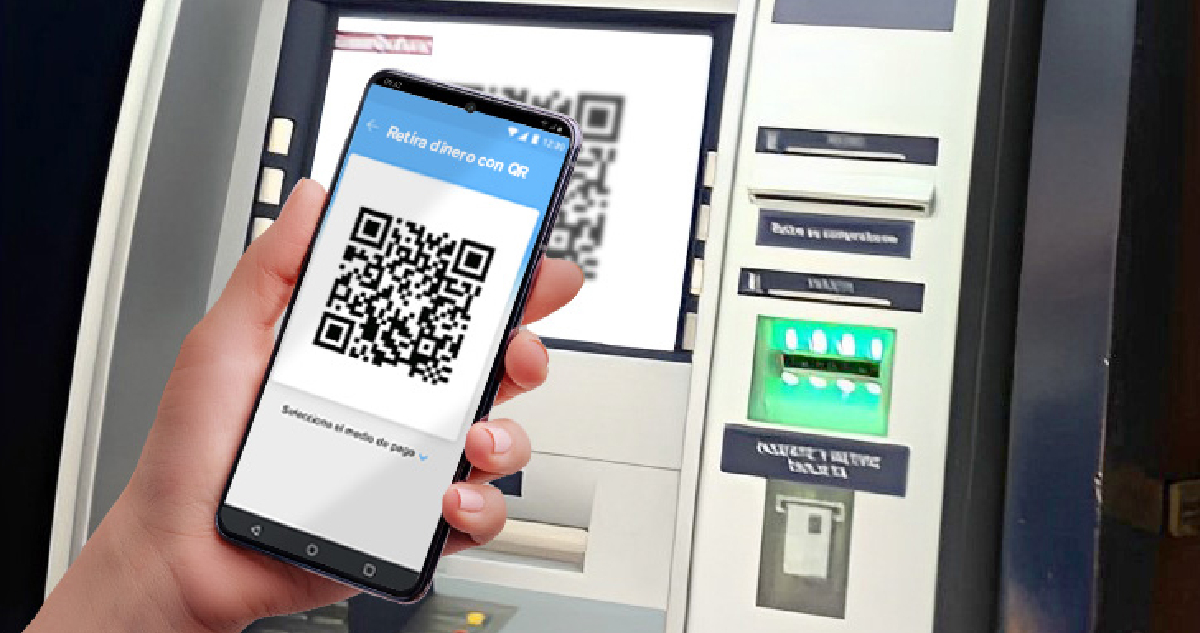 Celular con aplicación de Mercado Pago frente a un cajero automático