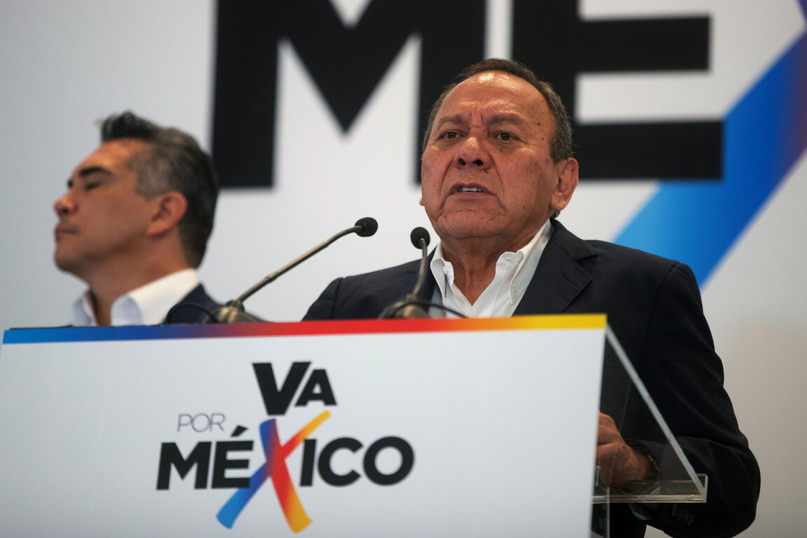 Jesús Zambrano en una conferencia de prensa de “Va por México”