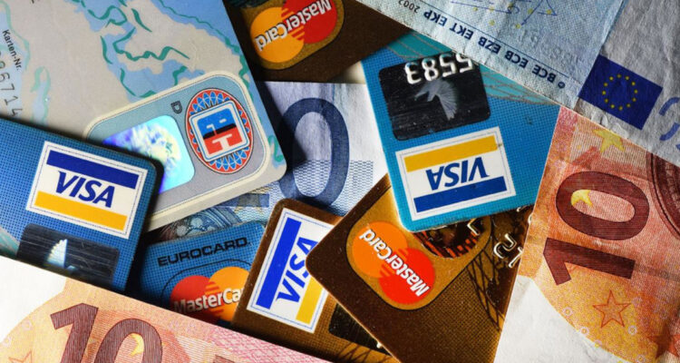 En una semana, la cantidad de microplásticos que respiramos equivaldría a una tarjeta de crédito. Un nuevo estudio analiza cómo se mueve ese plástico por nuestras vías respiratorias.