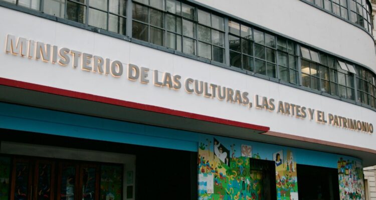 Ministerio de las Culturas despide a funcionaria acusada de usar otro nombre y liderar toma ilegal