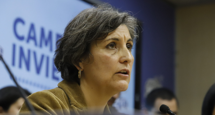 Ministra de Salud reconoce que no consultó a Clínica Las Condes por camas pediátricas disponibles