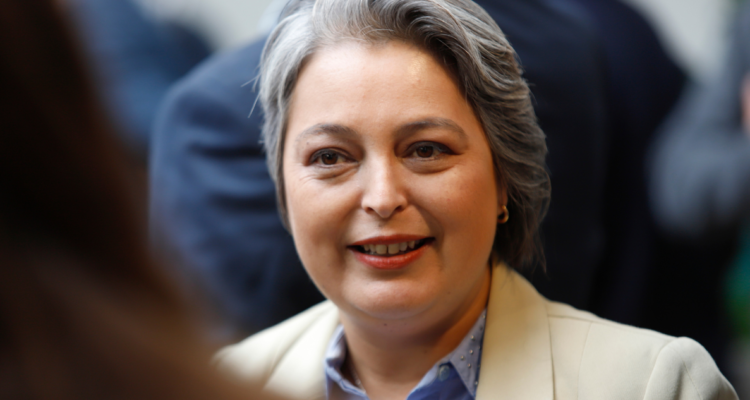 Ministra Jara llama a empleadores a preferir teletrabajo ante alza de enfermedades respiratorias.