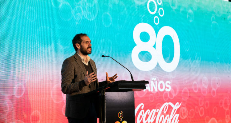 Coca Cola cumplió 80 años en Chile: ministro Grau destacó rol de almacenes en la cadena de la empresa