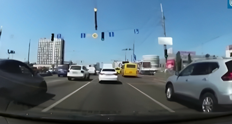 misil cayendo en una carretera en Kiev