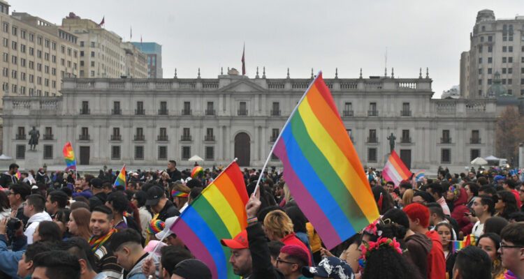¿Marchar por el Orgullo o ayudar en la emergencia? Movilh y JJCC se enfrascan en pelea en Twitter