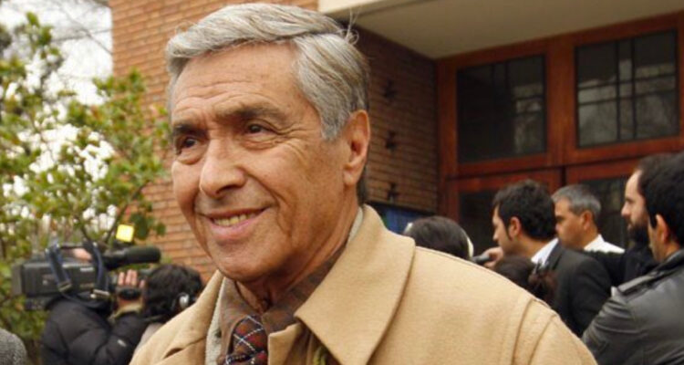 Pedro Messone sonríe mirando a un costado.