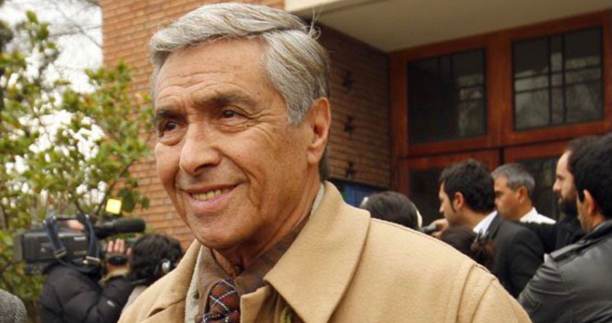 Pedro Messone sonríe mirando a un costado.