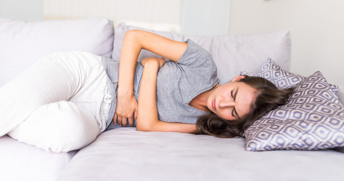 Mujer con fuerte dolor de utero en referencia a la endometriosis