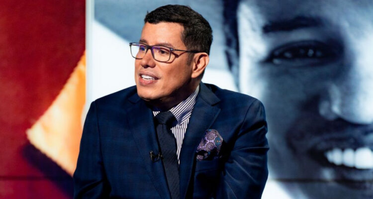 Nelson Beltrán conversando en su entrevista. El asesor de imagen habló sobre Carmen Gloria Arroyo.