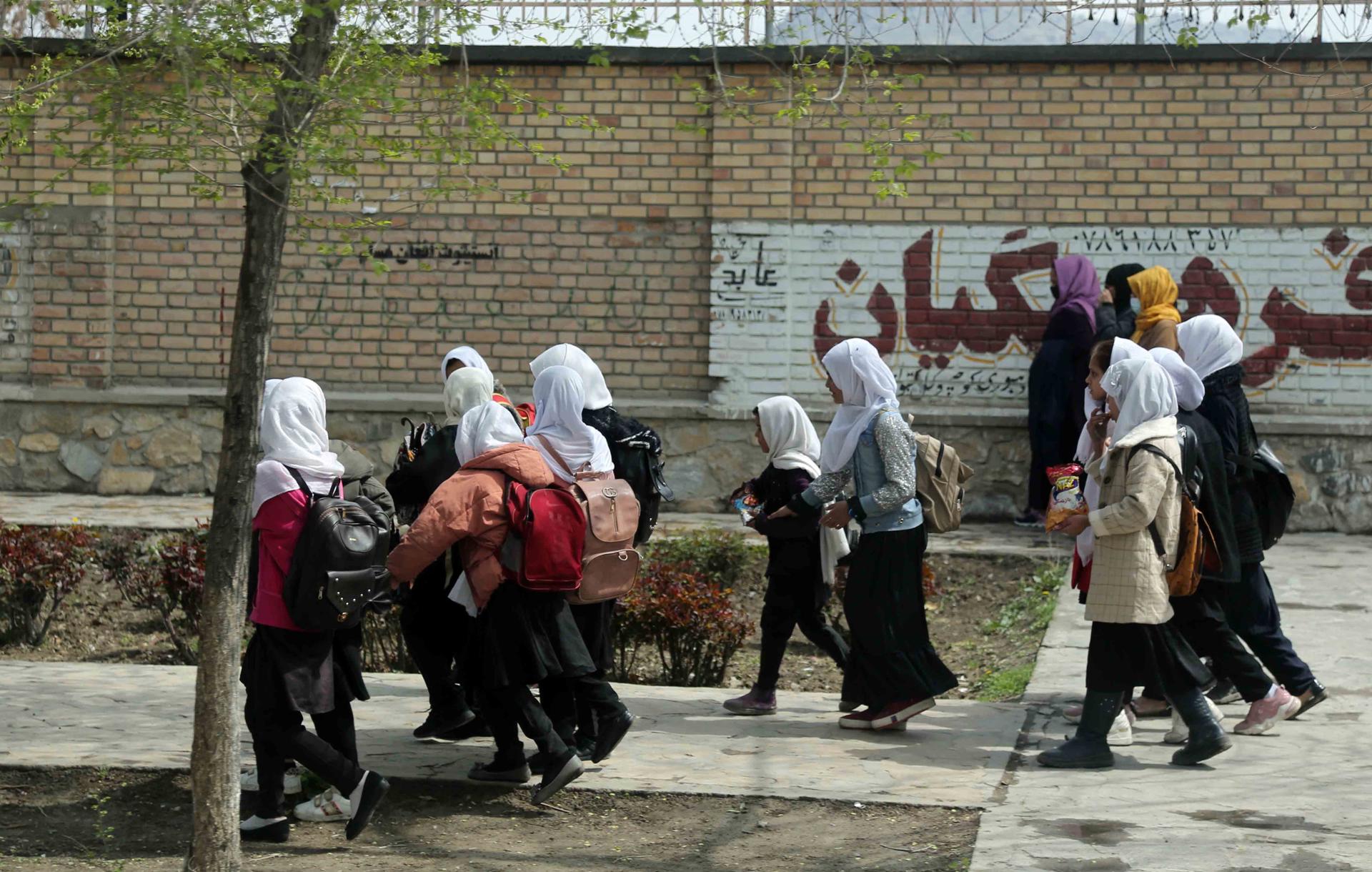 Alumnas dejan la escuela por el día en Kabul, Afganistán