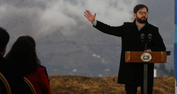 Jackson explica ausencia de Boric durante emergencia por lluvias apelando al “gobierno en terreno”