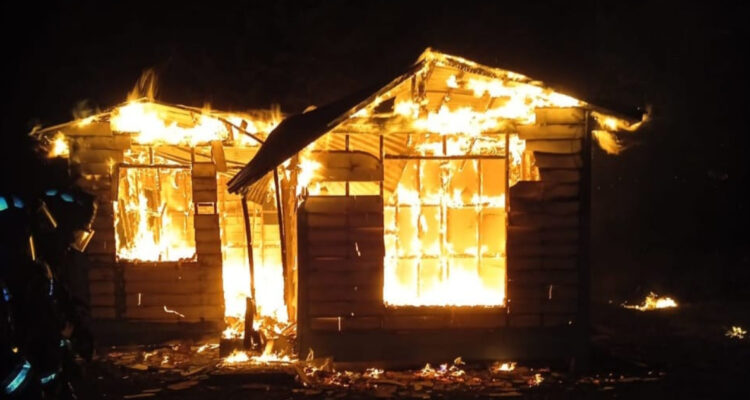 Nuevo ataque incendiario acaba con dos cabañas de veraneo en Cañete