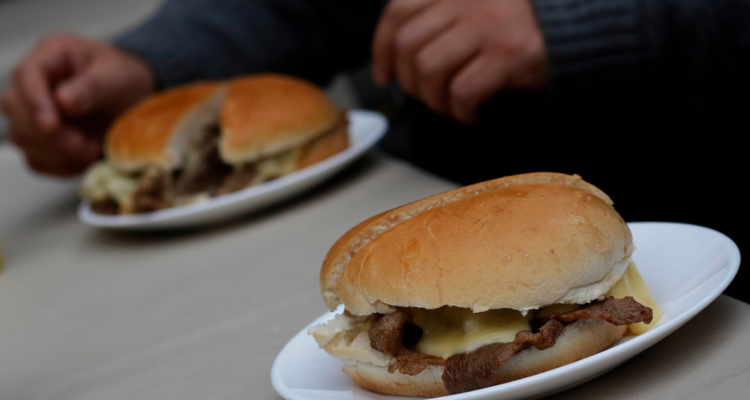 Sandwich Barros Luco en referencia a ofertas y promociones por el día nacional de la preparación