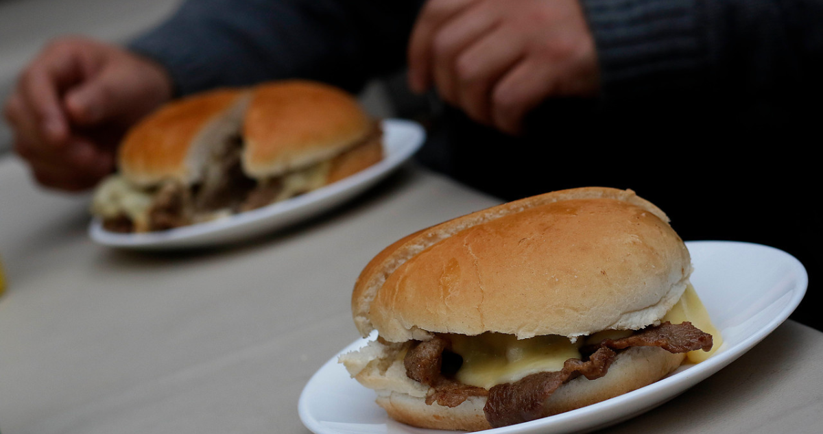 Sandwich Barros Luco en referencia a ofertas y promociones por el día nacional de la preparación