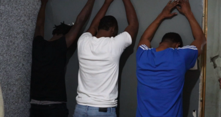 Operativo nocturno por plan Calles sin violencia permite detener a ocho sujetos en Santiago