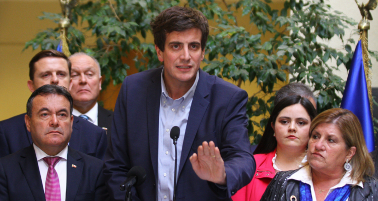 Oposición presenta acusación constitucional en contra de ministro de Educación.