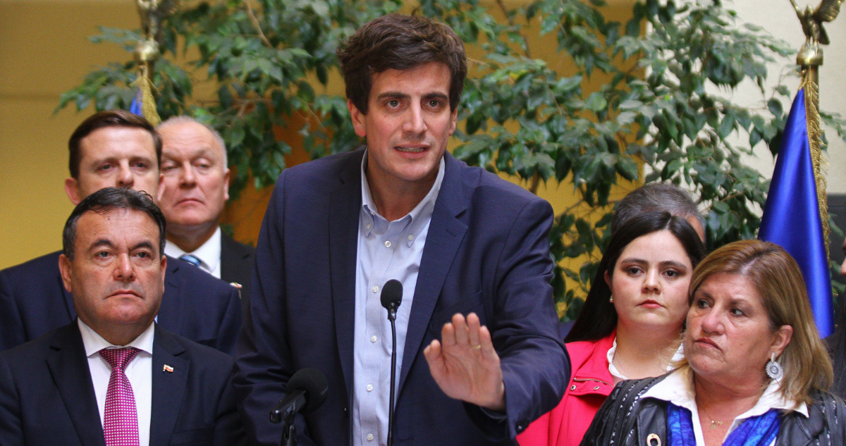 Oposición presenta acusación constitucional en contra de ministro de Educación.
