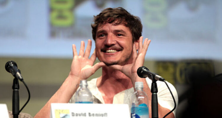 Pedro Pascal posa sonriente en la Comic Con.