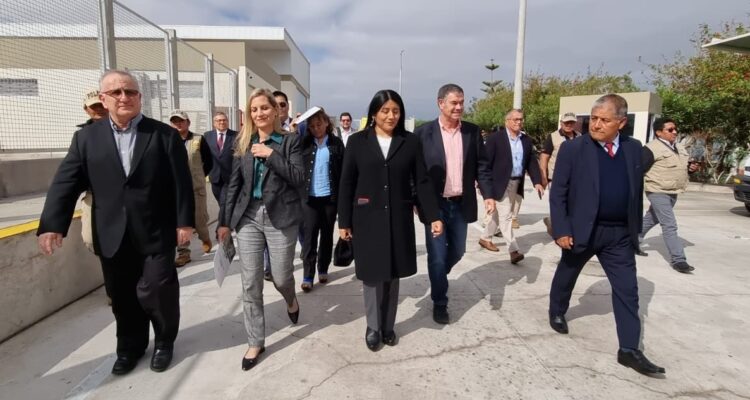 Parlamentarios de Chile y Perú se reúnen en la frontera y piden corredor humanitario para migrantes