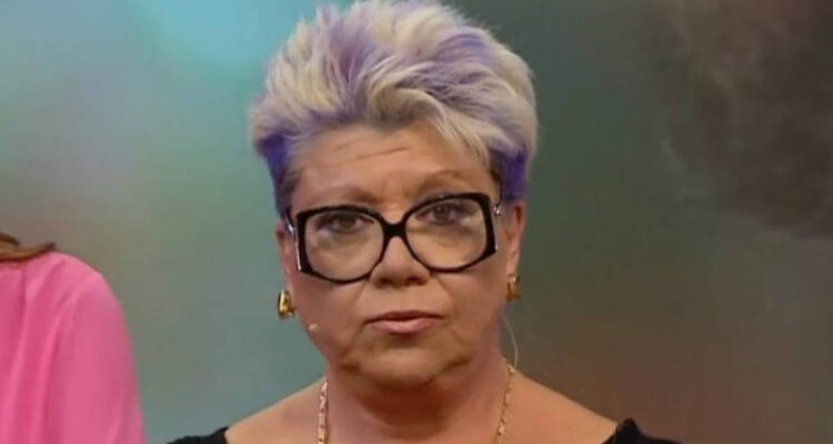 La cantante Patricia Maldonado posa seria.