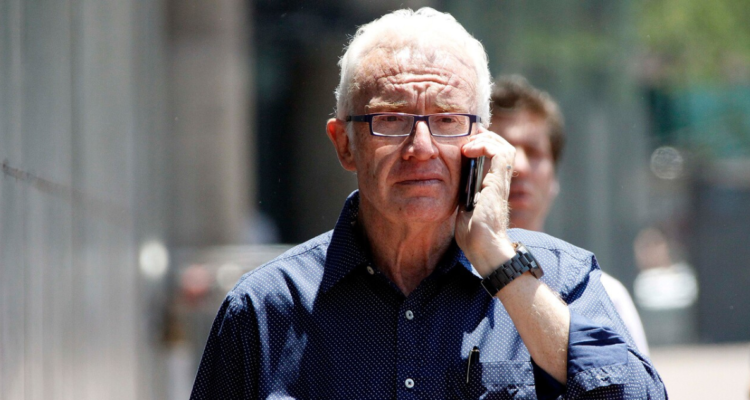 Pedro Carcuro hablando por telefono en referencia a las supuestas negociaciones con Mega