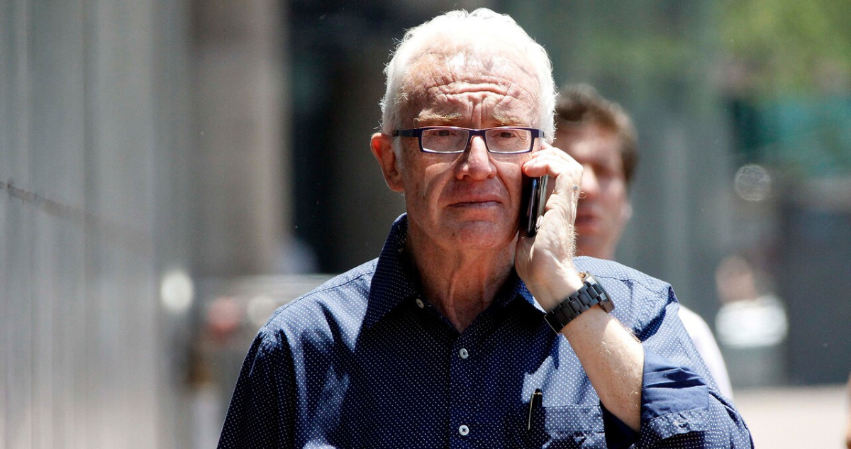 Pedro Carcuro hablando por telefono en referencia a las supuestas negociaciones con Mega