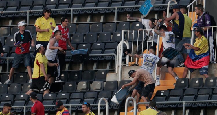 Pelea de hinchas colombianos